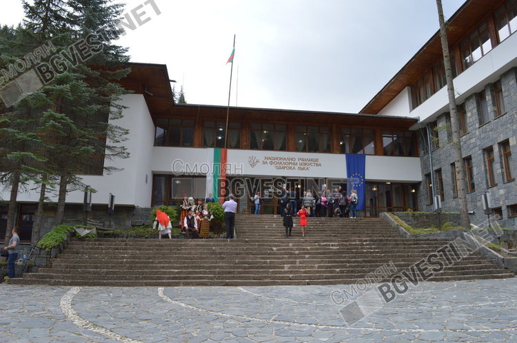 Плакет от президента Радев за Музикалното в Широка лъка, президентшата гледа тричасов концерт за 45-годишнината