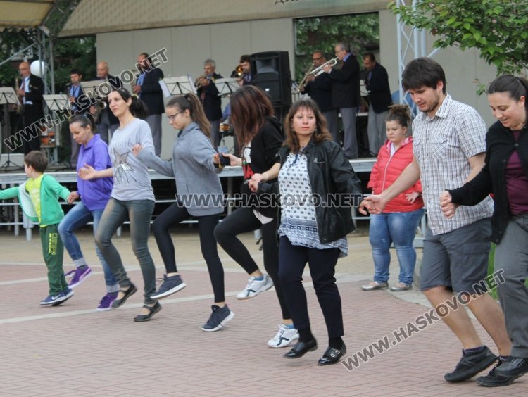 Димитровградско празнично хоро играха на площад "България"