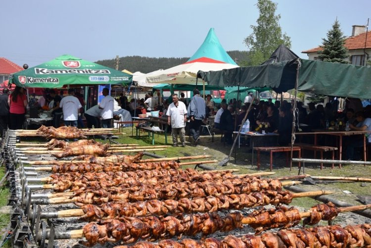 Хиляди се събраха на събора в Кобиляне