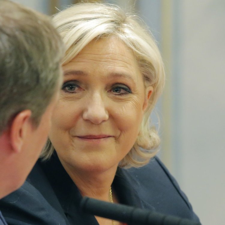 Льо Пен посети завод и обяви еврото за мъртво