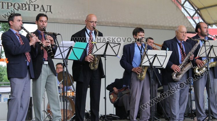 Димитровградско празнично хоро играха на площад "България"