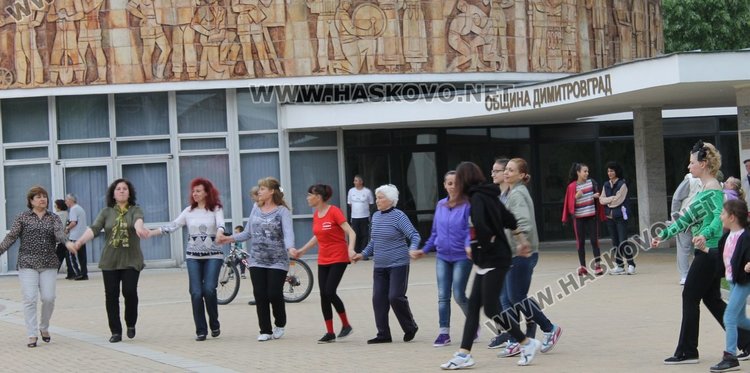 Димитровградско празнично хоро играха на площад "България"