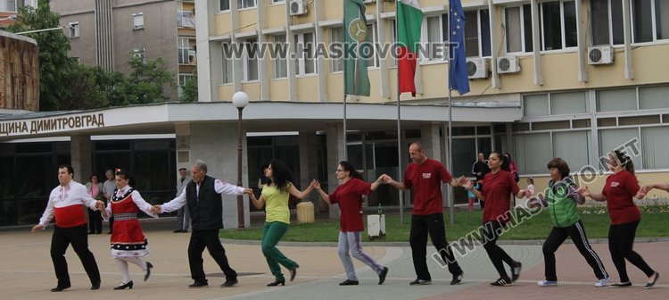 Димитровградско празнично хоро играха на площад "България"