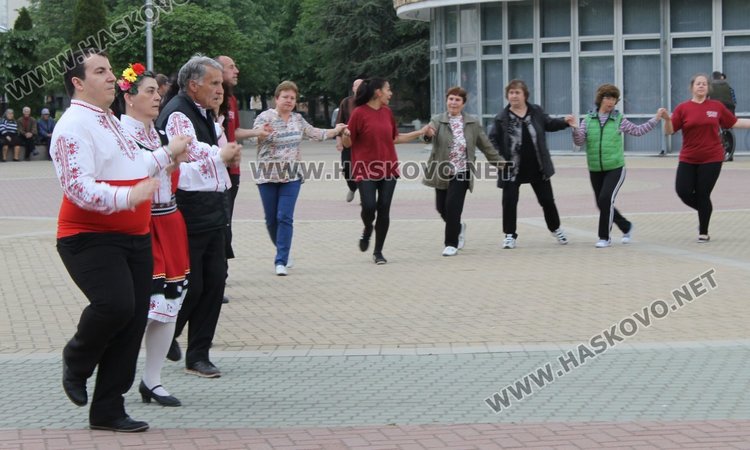 Димитровградско празнично хоро играха на площад "България"