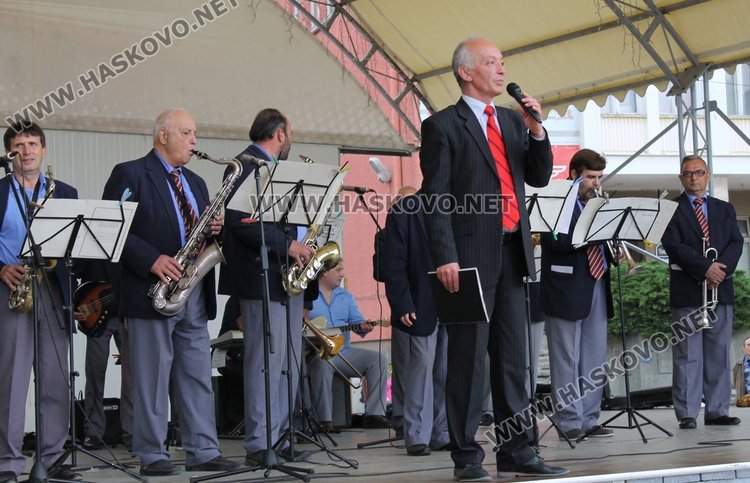 Димитровградско празнично хоро играха на площад "България"