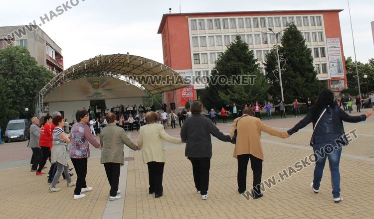 Димитровградско празнично хоро играха на площад "България"