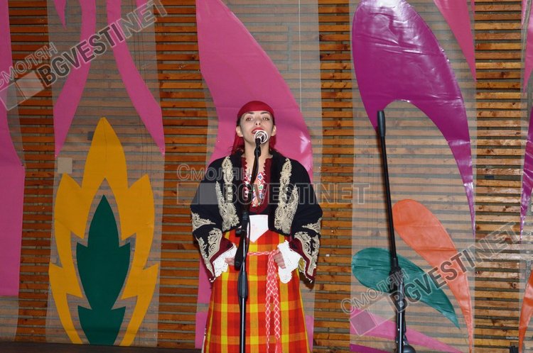 Една от солистките на НУФИ - Елисавета Демирева