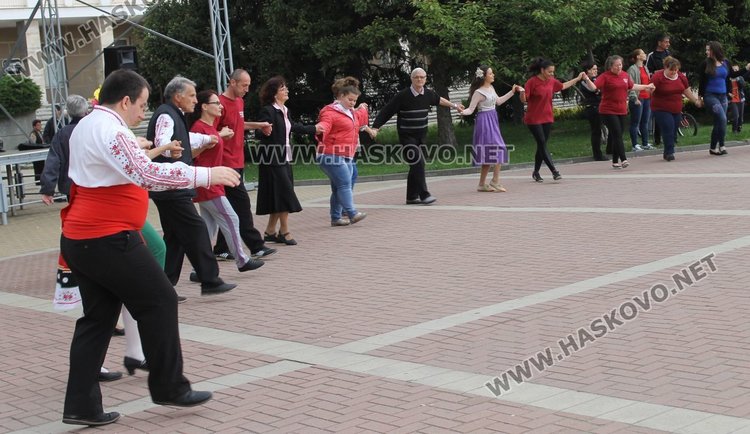 Димитровградско празнично хоро играха на площад "България"