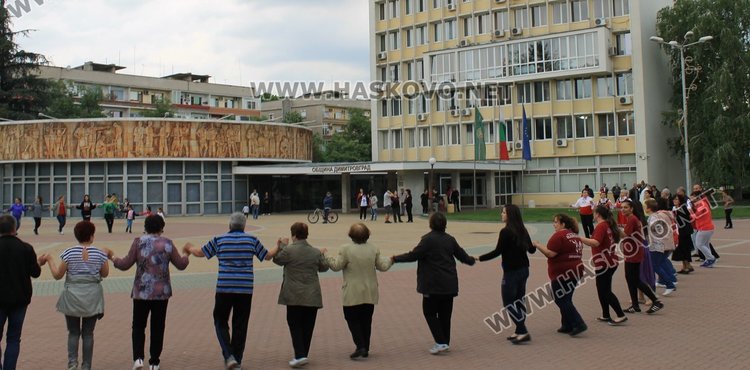 Димитровградско празнично хоро играха на площад "България"