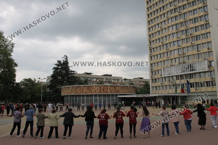 С дунавско хоро в изпълнение на Забавно-духовия оркестър на Димитровград започна извънредното издание на инициативата "Хора за хората"