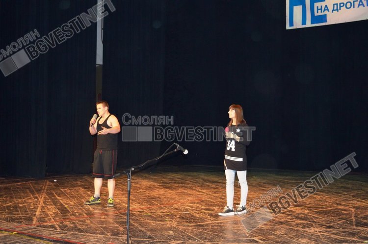 Васил Иванов и Никол Пискова разиграха театрален етюд за вредата от дрогата, а Васил дори рапираше