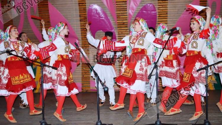 Плакет от президента Радев за Музикалното в Широка лъка, президентшата гледа тричасов концерт за 45-годишнината