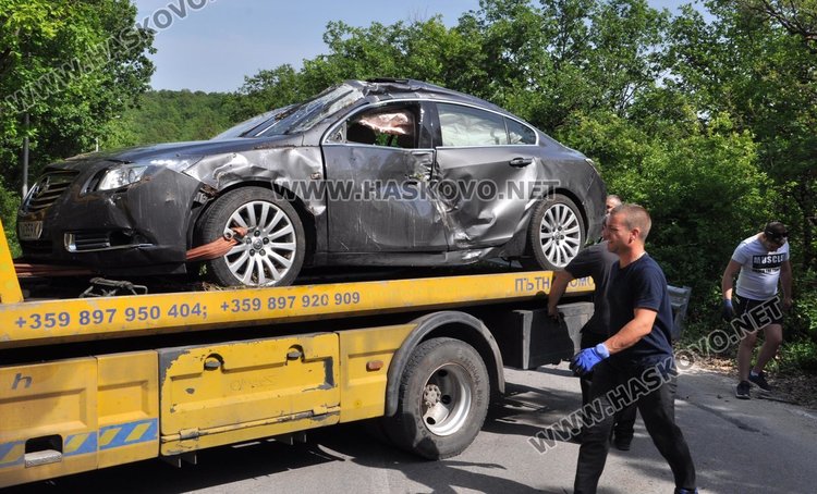 Опел Инсигния излетя от пътя в Кенана и се обърна в храстите