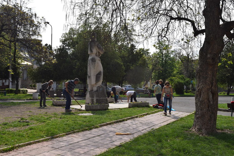 Трудов ден спретнаха в Попската градина за Първи май