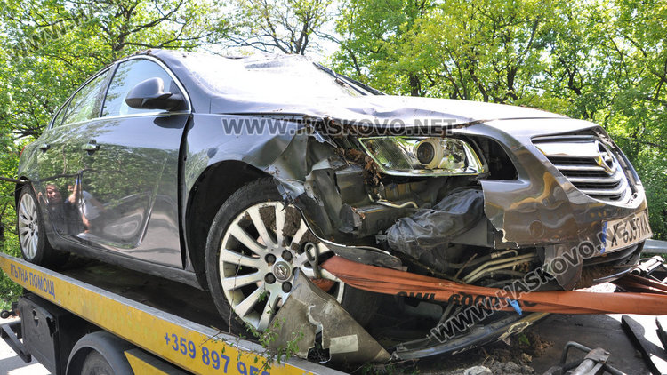 Опел Инсигния излетя от пътя в Кенана и се обърна в храстите