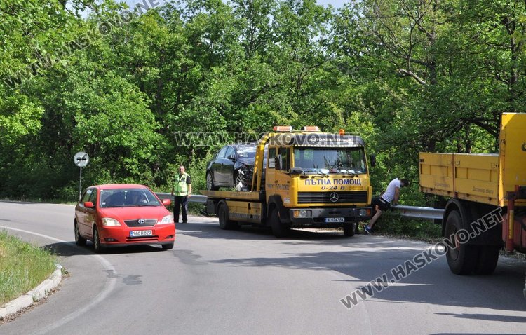 Опел Инсигния излетя от пътя в Кенана и се обърна в храстите