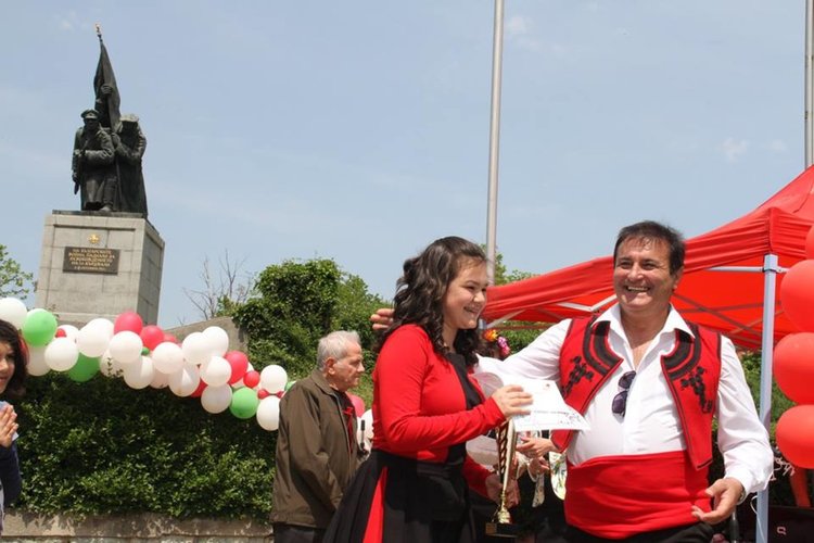 Момичетата от "Шарени ритми" с изява на надиграване и купа