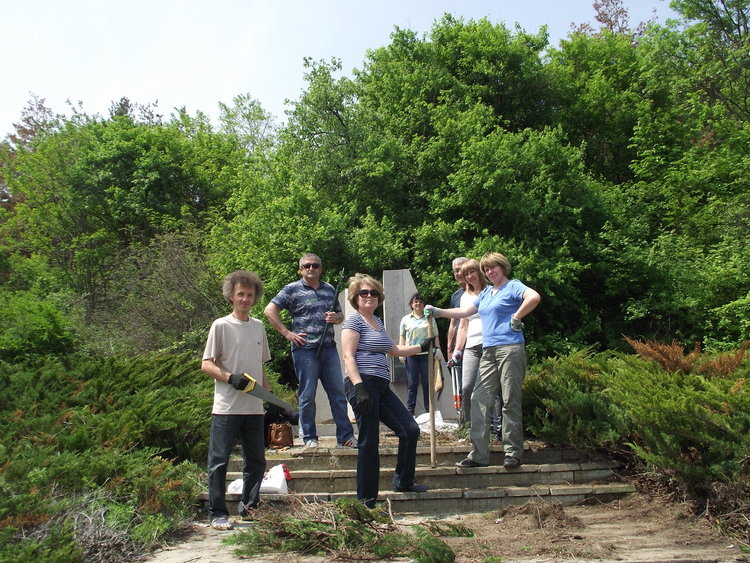 Клубът на руските съотечественици почисти паметници в навечерието на Деня на победата