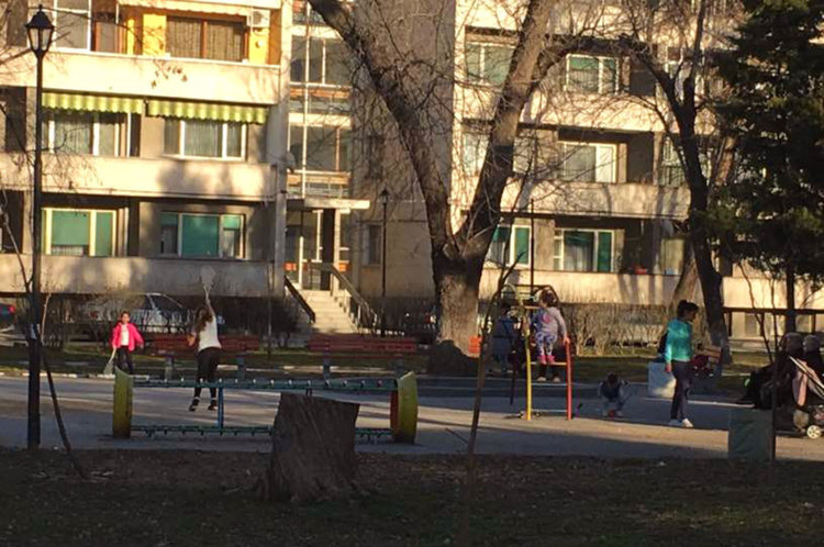 Половината българи до 34 г. живеят с родителите си