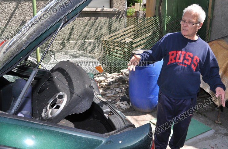 Бащата Божидар Димитров показва празния багажник, от който липсват резервната гума, инструментите, крика
