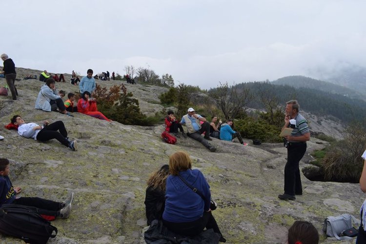 Деца, родители и учители в екопоход до Белинташ