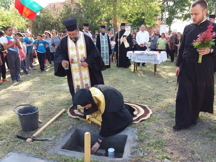 Дядо Арсений положи камък на нов параклис в Дебър