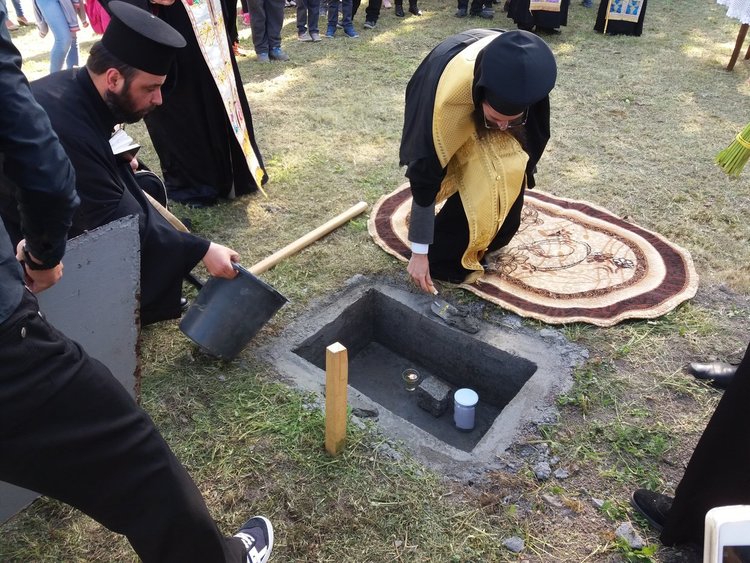 Дядо Арсений положи камък на нов параклис в Дебър