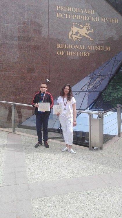  Шестокласниците Летисия Христова и Дамян Георгиев се окичиха с бронзови медали