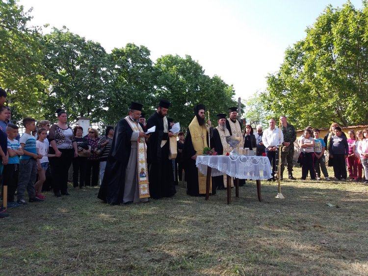 Дядо Арсений положи камък на нов параклис в Дебър