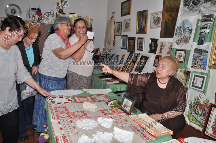 Хоров диригент показа изложба от гоблени и бродерии