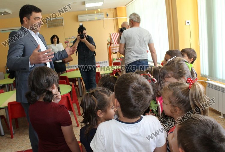 Кметът Иво Димов, който присъства на дарението  допълни, че въздухопречиствателите се грижат и за преодоляване на проблема с асмата