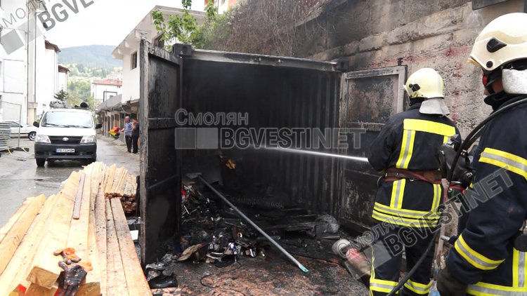 Работник пострада при пожар във фургон, откараха го в болница с втора степен изгаряне
