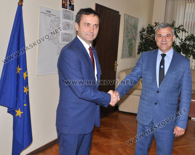 Турция изпълнява договорките си  с ЕС за недопускане на бежанците, увери турският консул