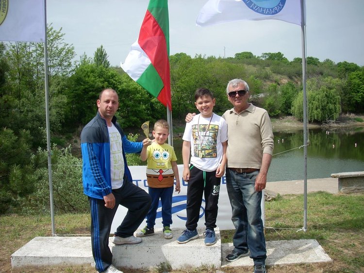 Награденото дете от Димитровград със своя ръководител (вдясно) 