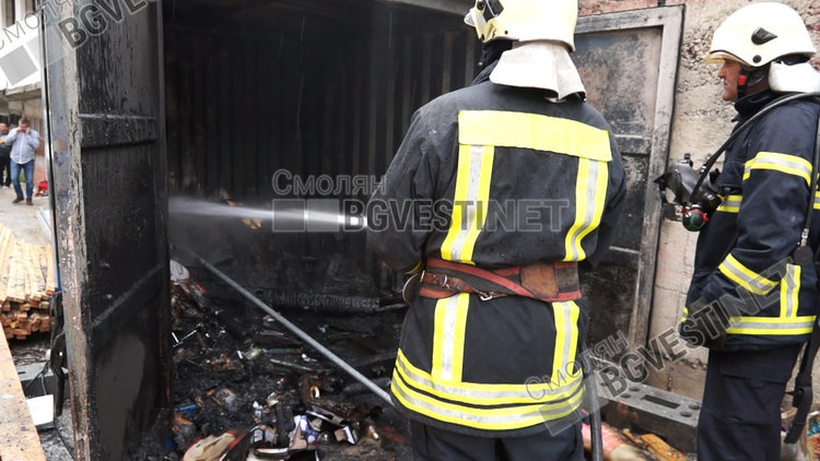 Работник пострада при пожар във фургон, откараха го в болница с втора степен изгаряне