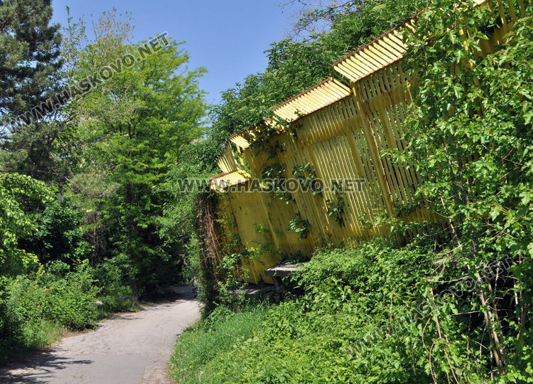 Хасковлии: Мърша от стадиона усмърдява Ямача