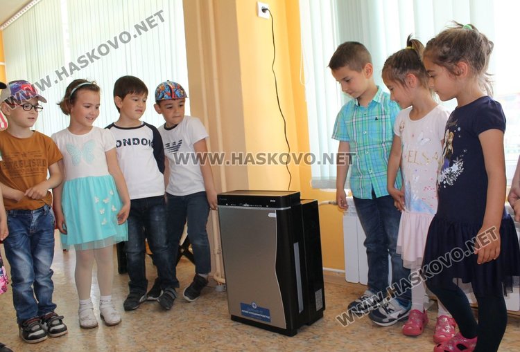 15 броя овлажняващи въздухопречистватели получиха 11 детски градини в община Димитровград