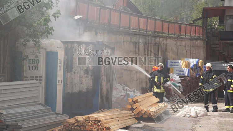 Работник пострада при пожар във фургон, откараха го в болница с втора степен изгаряне