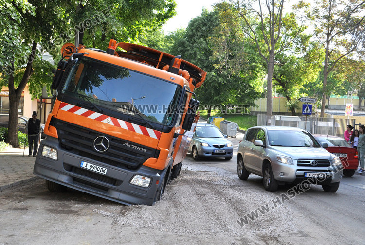 Камион на ВиК Хасково пропадна и заседна в яма, изкопана от ВиК