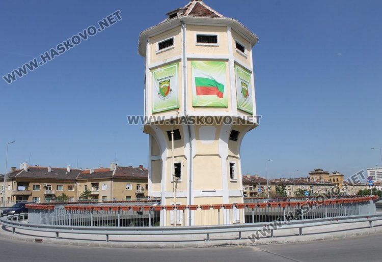 Цветя от вида червено каскадно мушкато вече украсяват предпазните мантинели около Водната кула