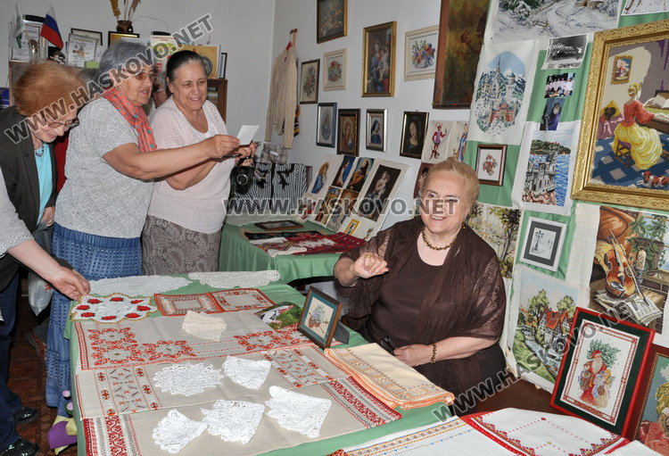 Хоров диригент показа изложба от гоблени и бродерии