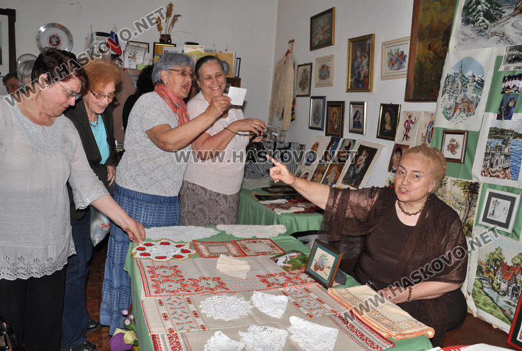 Хоров диригент показа изложба от гоблени и бродерии