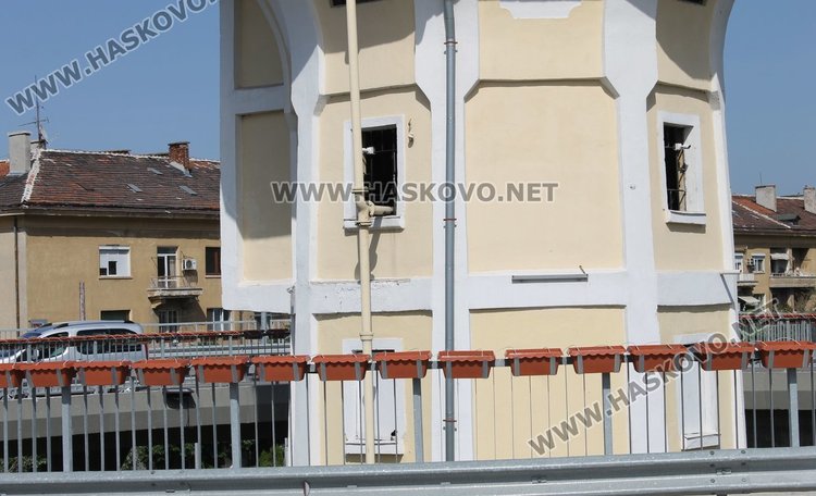 Украсиха с цветя предпазните мантинели около Водната кула