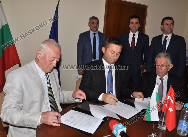 отляво на дясно: Янчо Янев,Сюлейман Козува, Таха Юлкер