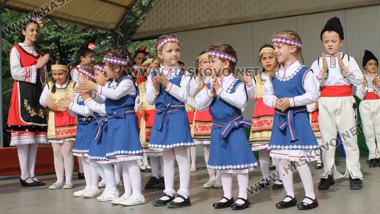 Седем димитровградски градини танцуват във фолклорен празник