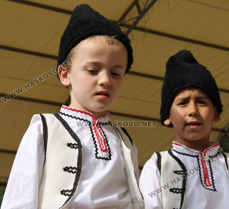 Седем димитровградски градини танцуват във фолклорен празник