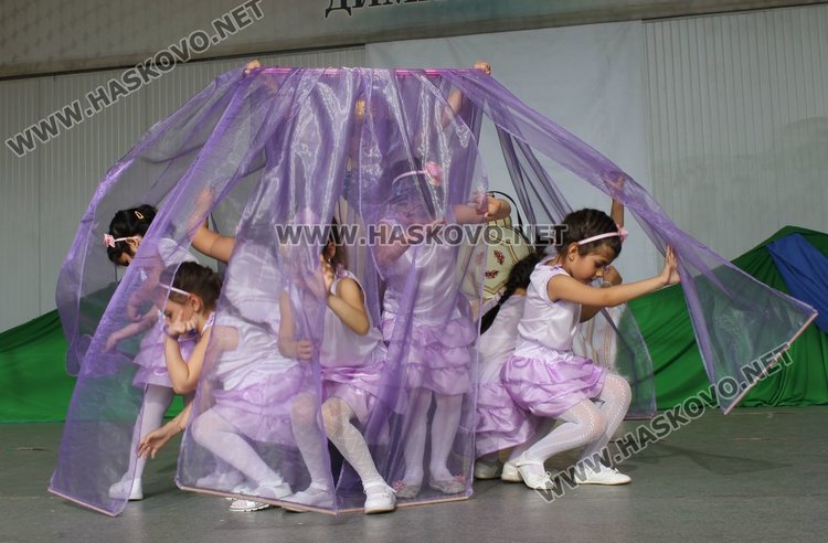 Седем димитровградски градини танцуват във фолклорен празник