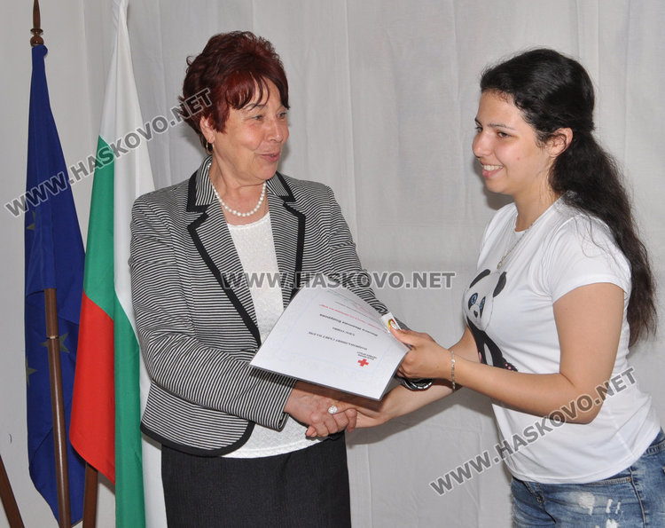 Ванеса Бодурова (вдясно)