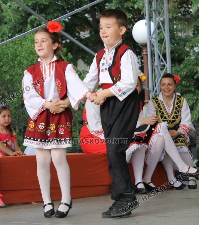 Седем димитровградски градини танцуват във фолклорен празник