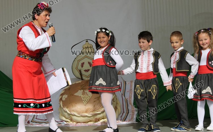 Седем димитровградски градини танцуват във фолклорен празник